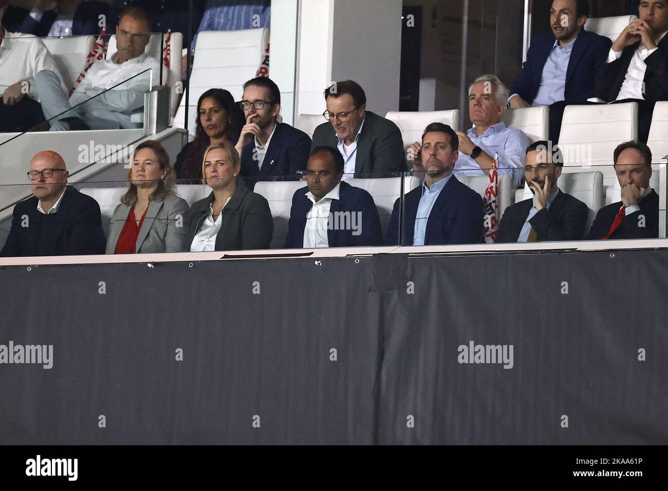 EINDHOVEN - (LR) Arsenal FC Chief Commercial Officer Juliet slot, Arsenal FC Chief Executive Officer Vinai Venkatesham, Arsenal FC Technical Director Edu Gaspar, Unknown, Arsenal FC non-executive director Tim Lewis durante la UEFA Europa League Group Una partita tra PSV Eindhoven e Arsenal FC al allo stadio Phillips il 27 ottobre, 2022 a Eindhoven, Paesi Bassi. ANP | Dutch Height | MAURICE VAN STONE Foto Stock