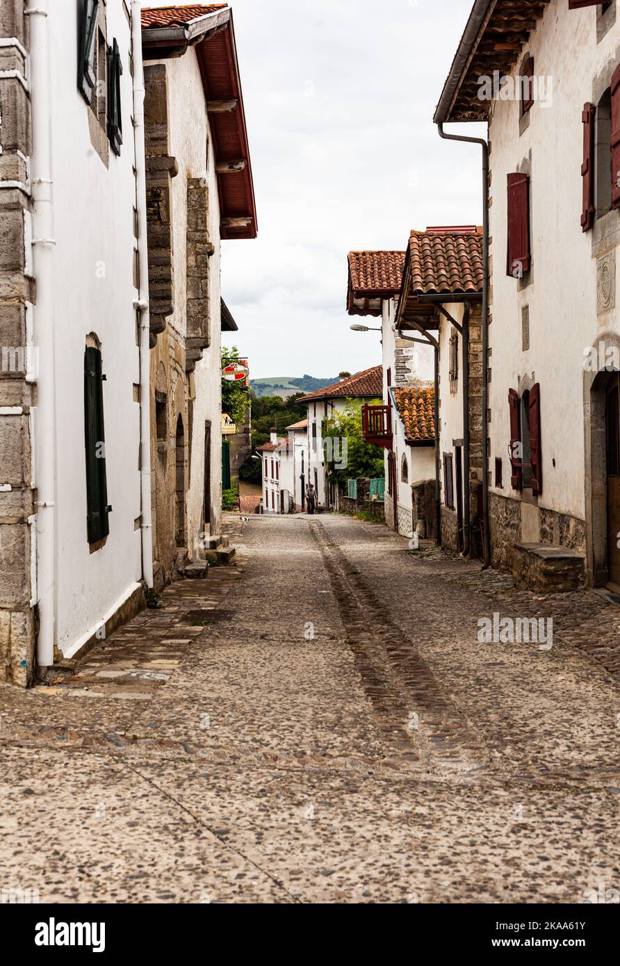 La strada principale di Ostabat - ASME nel paese basco - Francia lungo il Chemin du Puy, rotta francese della strada di San Giacomo Foto Stock