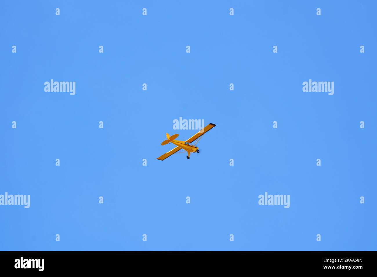 Piccolo aereo con cielo blu chiaro Foto Stock