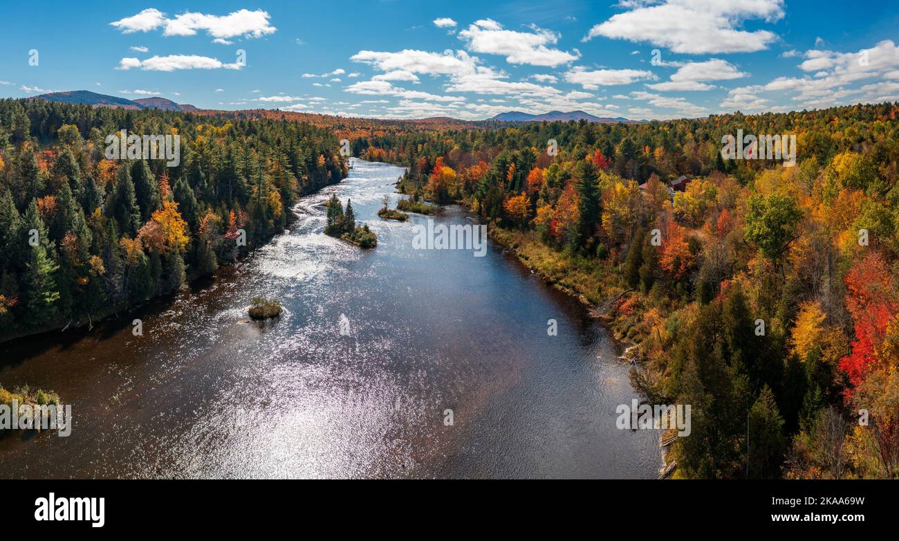 Colorati alberi cadono intorno al fiume Saranac vicino a Redford nelle Adirondacks nello stato di New York in autunno Foto Stock