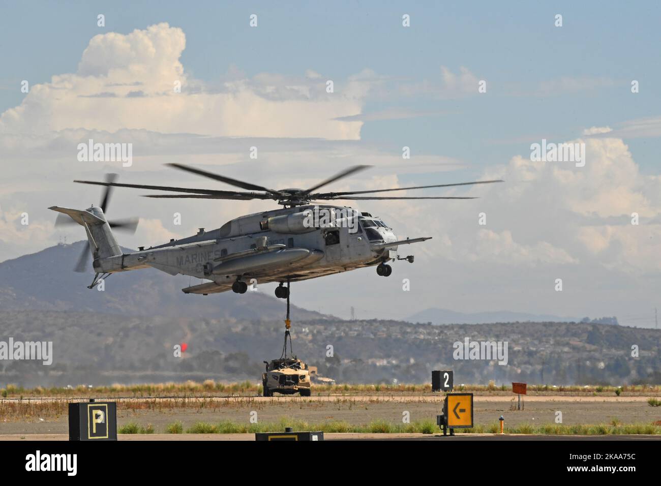 L'elicottero Super Stallion USMC CH-53E lascia un veicolo a bordo di MCAS Miramar a San Diego, California Foto Stock