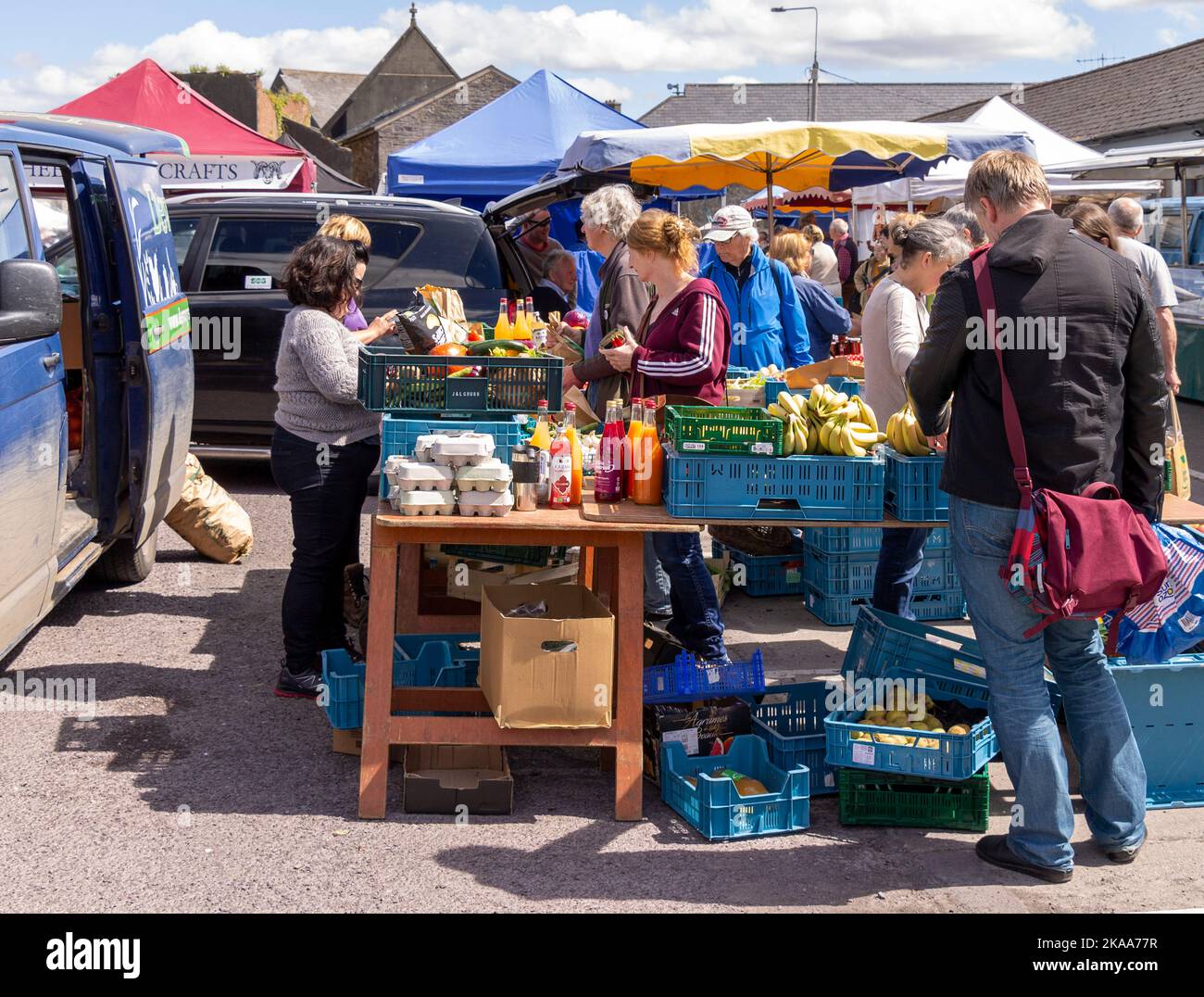 La folla che acquista frutta e verdura al mercato dell'agricoltore o al mercato del paese Foto Stock