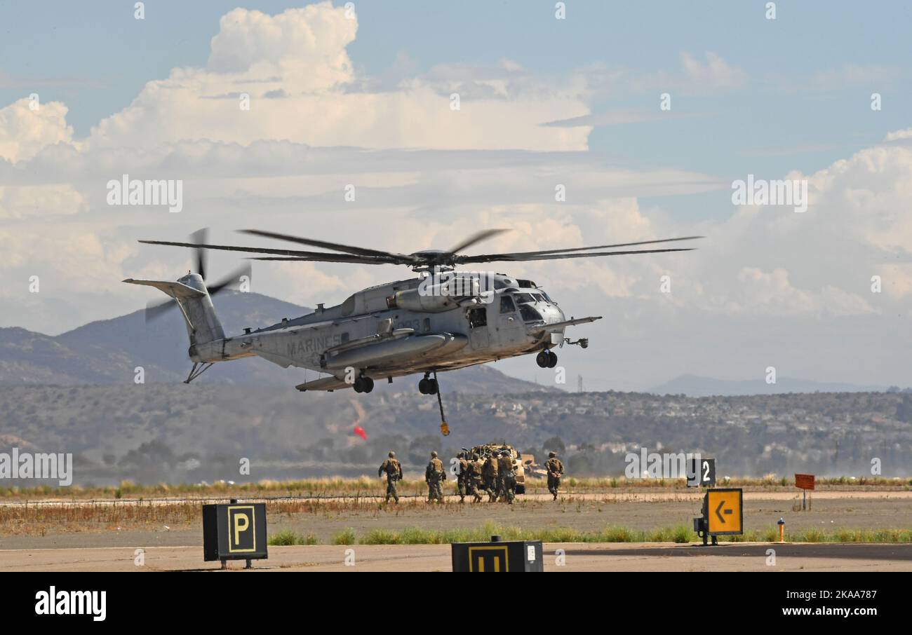 L'elicottero Super Stallion USMC CH-53E lascia un veicolo a bordo di MCAS Miramar a San Diego, California Foto Stock
