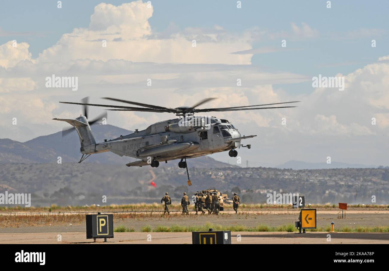 L'elicottero Super Stallion USMC CH-53E lascia un veicolo a bordo di MCAS Miramar a San Diego, California Foto Stock