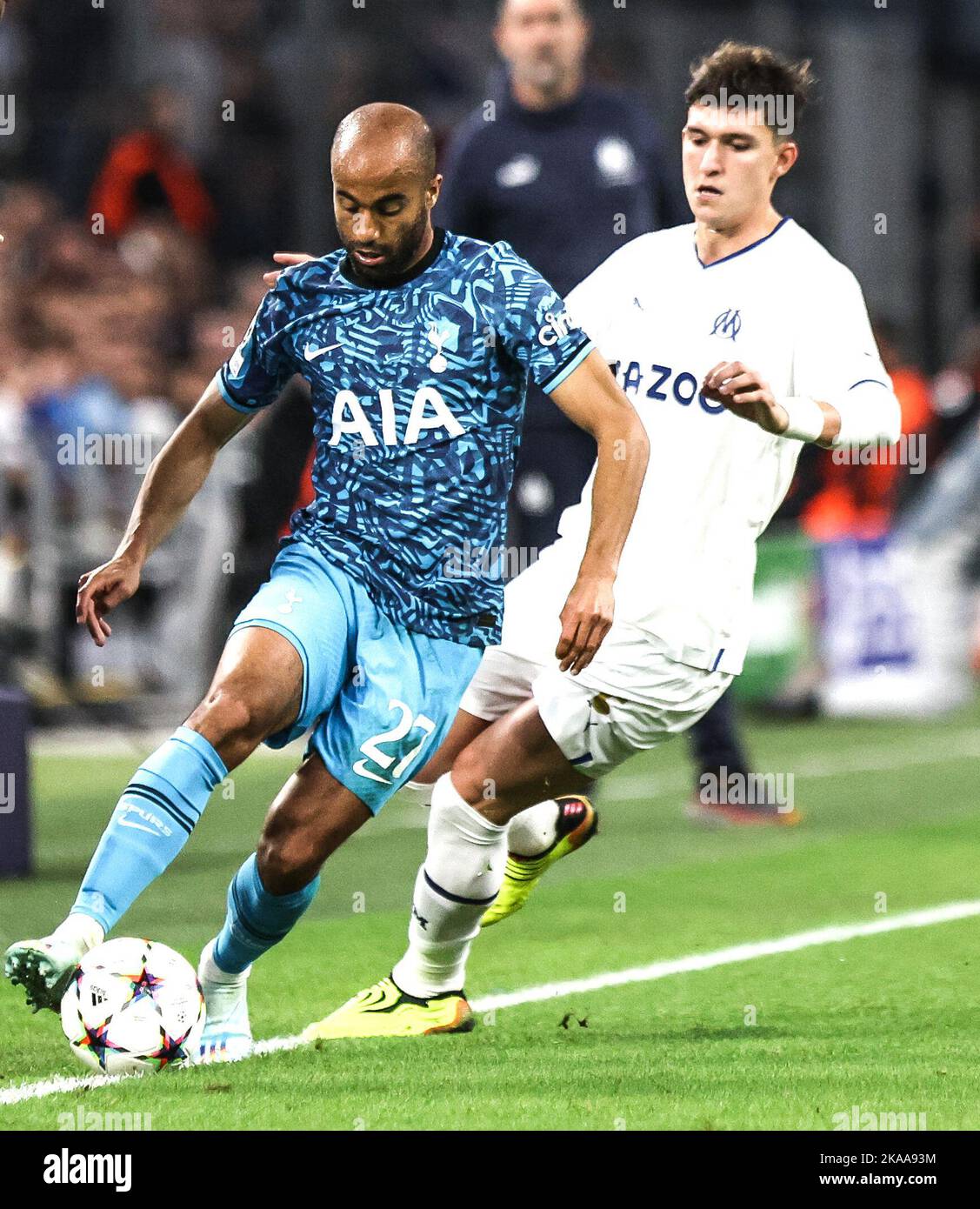 Lucas Moura di Tottenham Hotspur (a sinistra) e Leonardo Balerdi di di Marsiglia si battono per la palla durante la partita UEFA Champions League Group D al Velodromo arancione di Marsiglia. Data immagine: Martedì 1 novembre 2022. Foto Stock