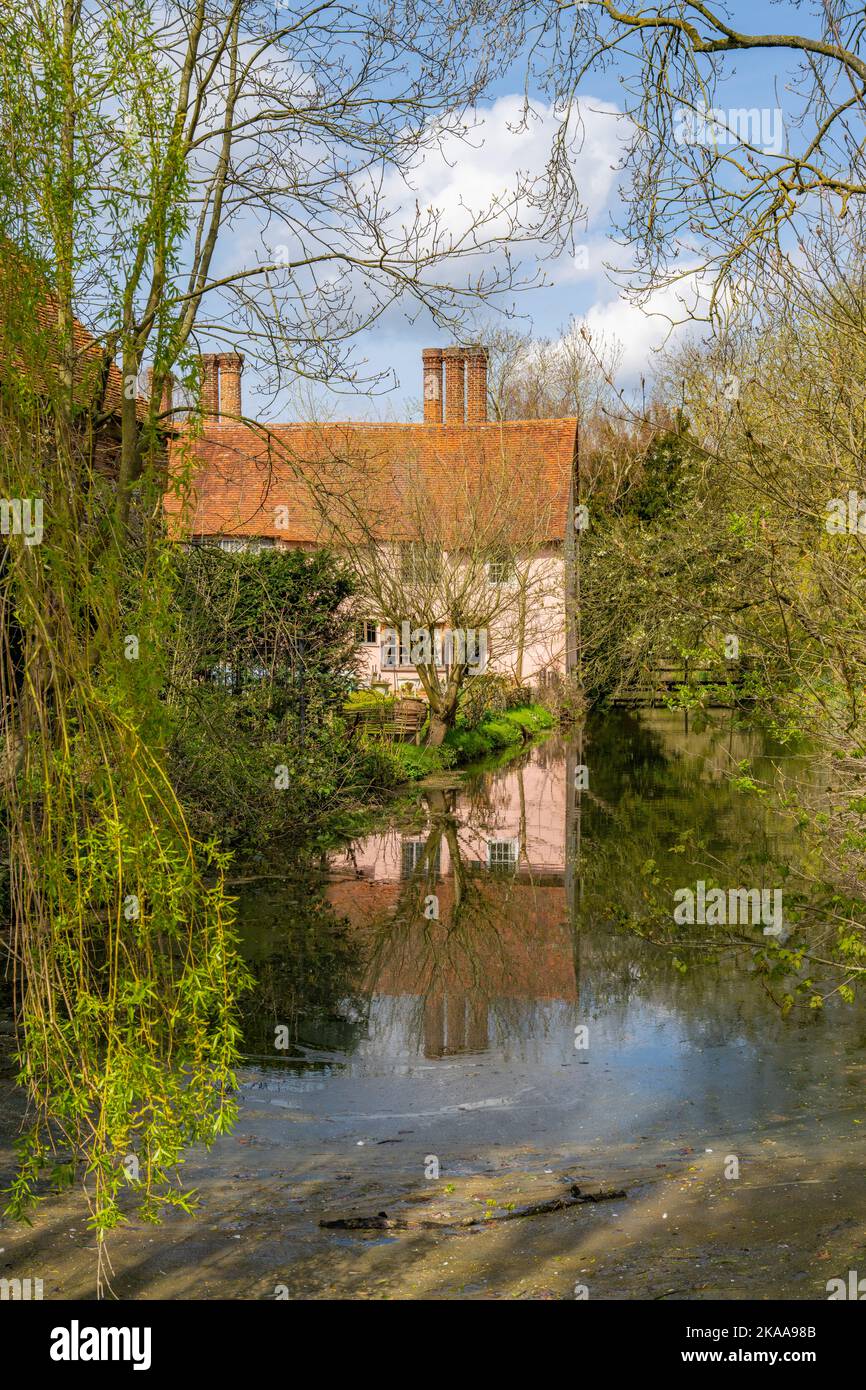 Il mulino sul fiume blackwater a Abbey Ln, Coggeshall, Colchester CO6 1RD in primavera Foto Stock
