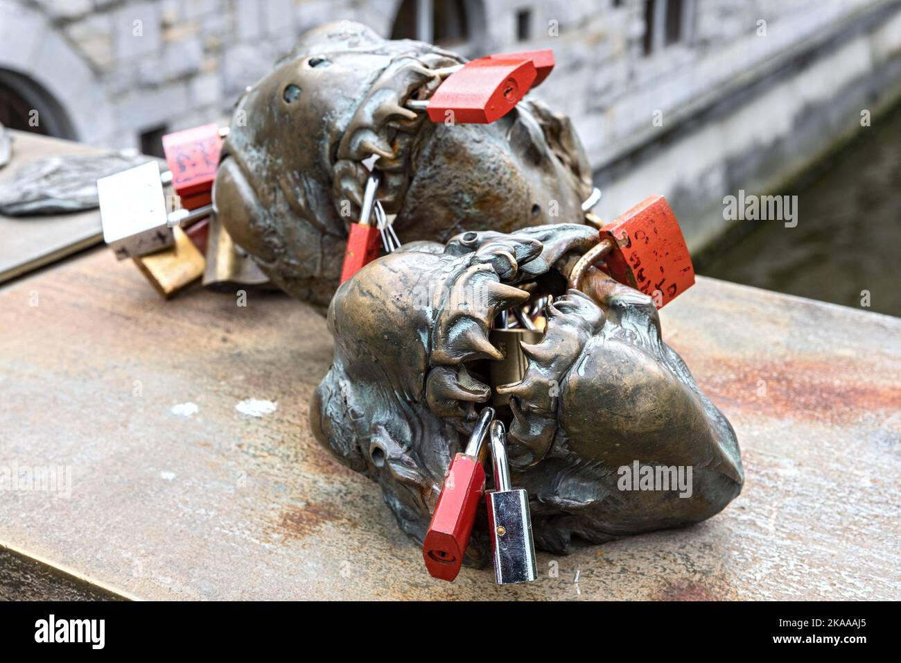 Ponte dei macellai, il più grande ponte pedonale di Mesarski con sculture e lucchetti, Lubiana, Slovenia Foto Stock