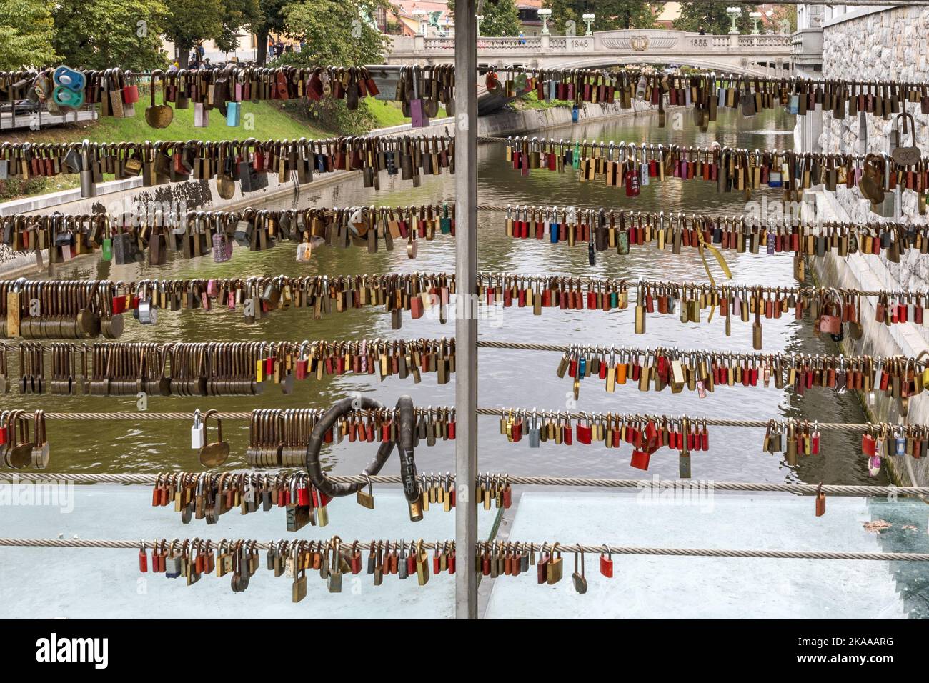 Ponte dei macellai, il più grande ponte pedonale di Mesarski con lucchetti eterni d'amore, Lubiana, Slovenia Foto Stock