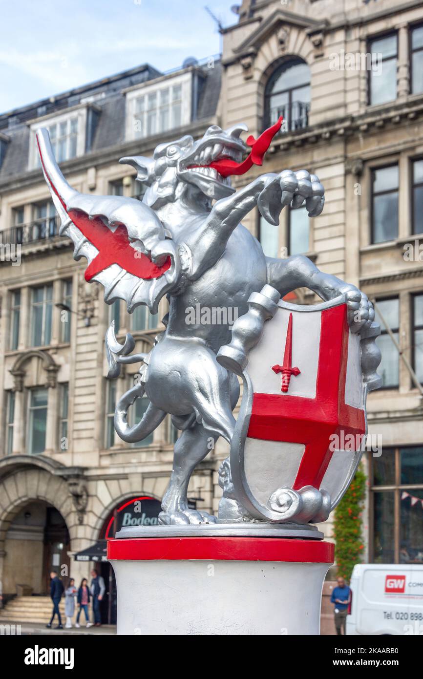 Contrassegno di confine della città di Londra 'dragon' su Byward Street, City of London, Greater London, England, United Kingdom Foto Stock