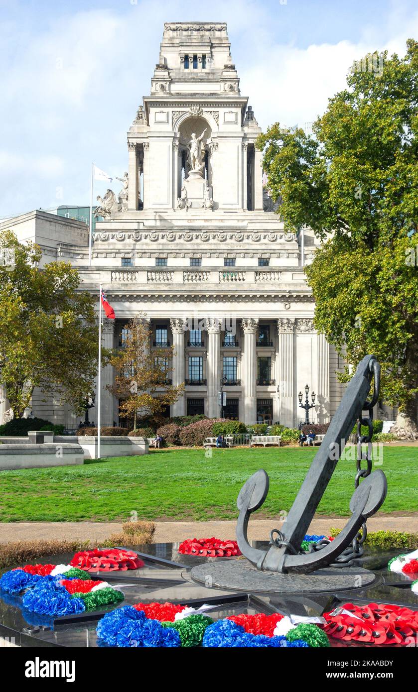 Four Seasons Hotel & Royal Navy Memorial, Trinity Square Gardens, Tower Hill, London Borough of Tower Hamlets, Greater London, Inghilterra, Regno Unito Foto Stock