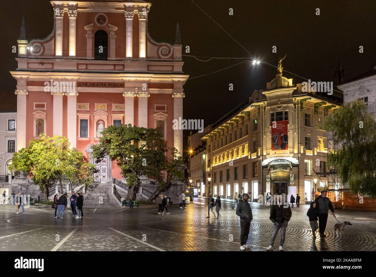 Chiesa francescana dell'Annunciazione della Vergine, Galerija Emporium, negozio di dipartimento, Piazza Preserna, Presernov trg, Ljubljana, Slovenia, vicino Foto Stock