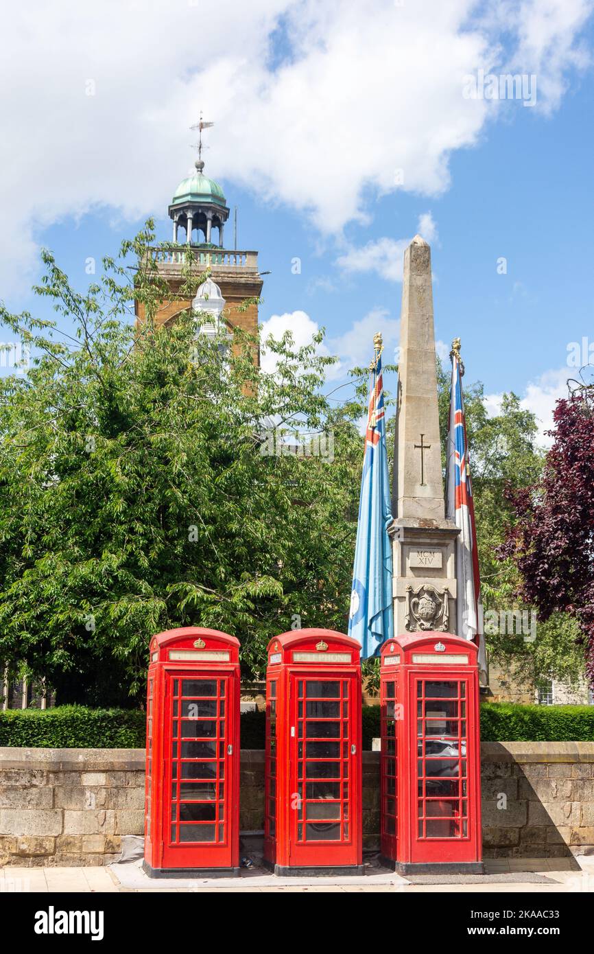 Northampton War Memorial e telefoni tradizionali , Wood Hill, Northampton, Northamptonshire, Inghilterra, Regno Unito Foto Stock