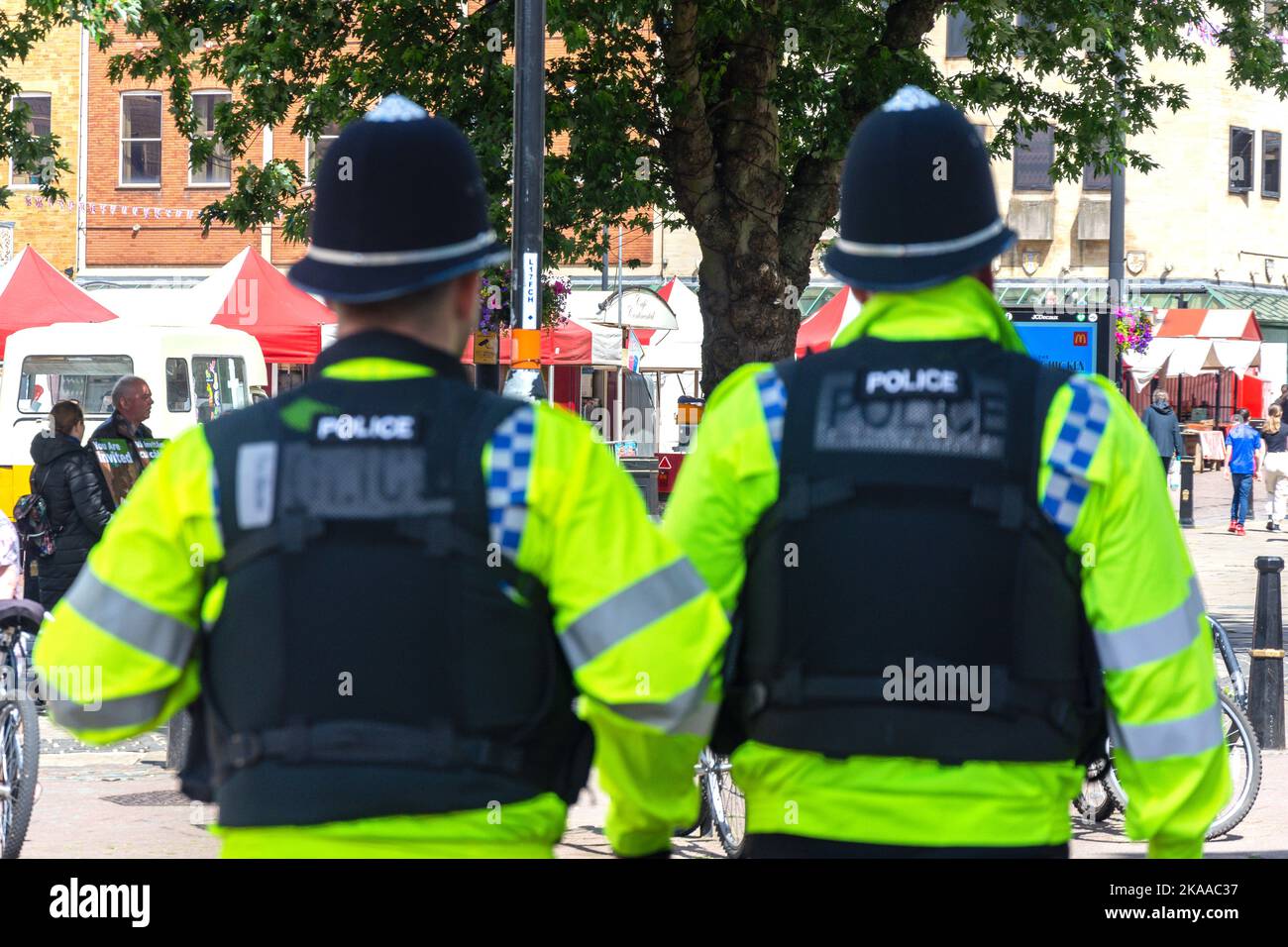 Poliziotti sul battito, la piazza del mercato, Northampton, Northamptonshire, Inghilterra, Regno Unito Foto Stock