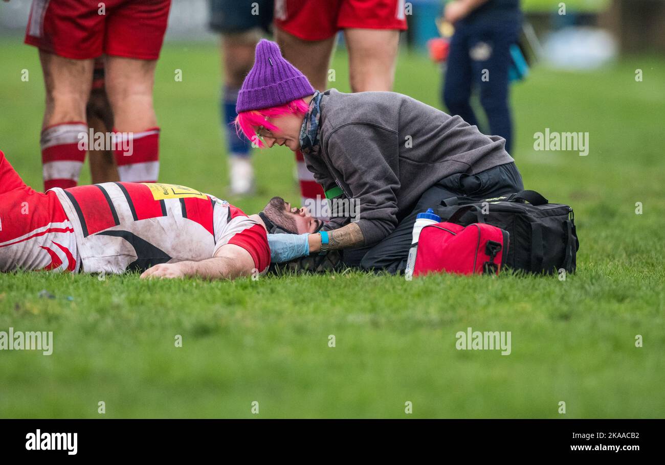 Giocatore inglese amatoriale Rugby Union che riceve un trattamento di primo soccorso mentre gioca in una partita di campionato. Foto Stock