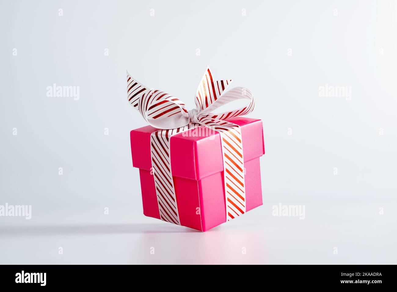 Confezione regalo rosa con arco a righe rosse Foto Stock