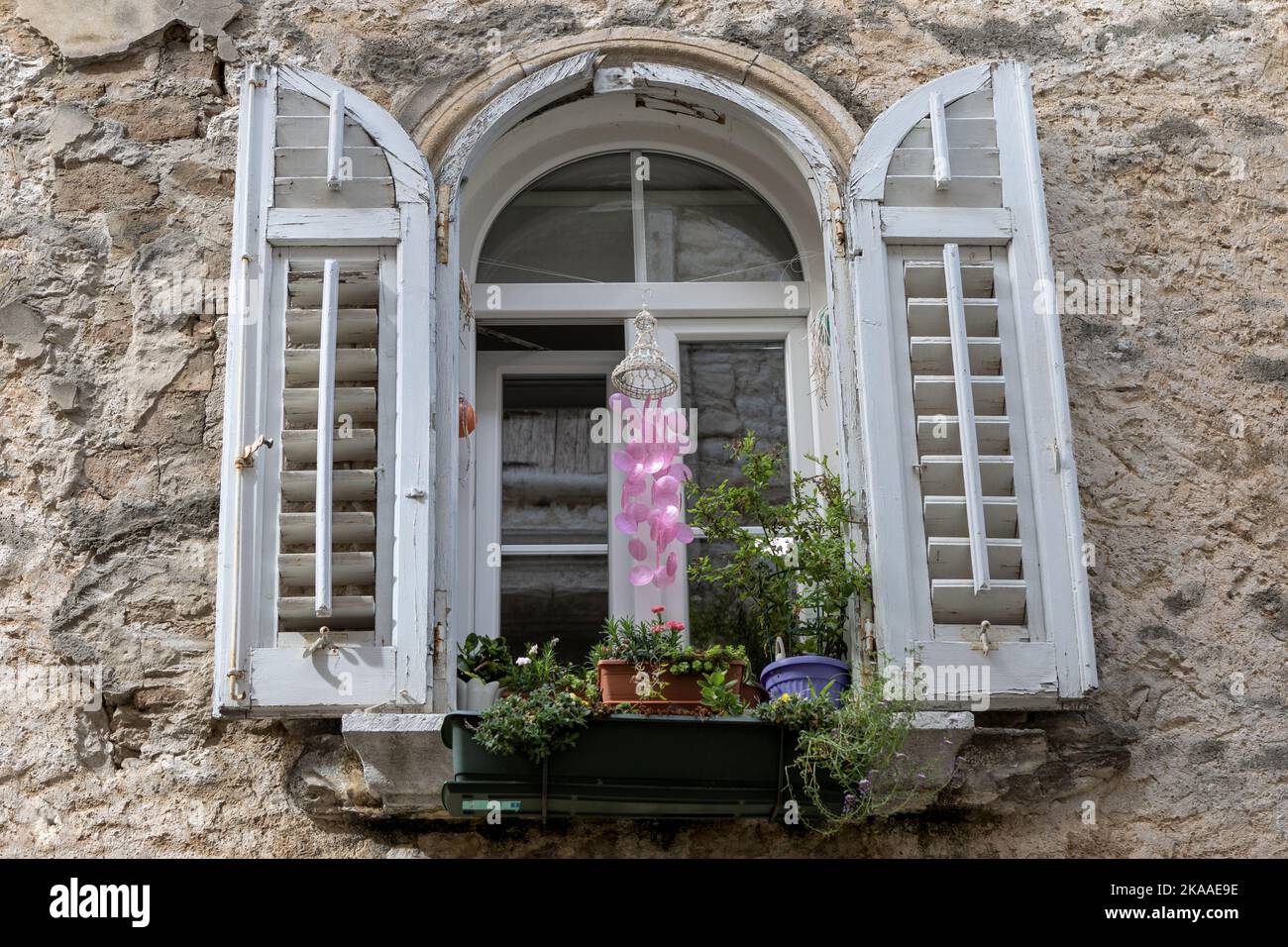 Finestra in vecchio edificio, Porec, Croazia Foto Stock