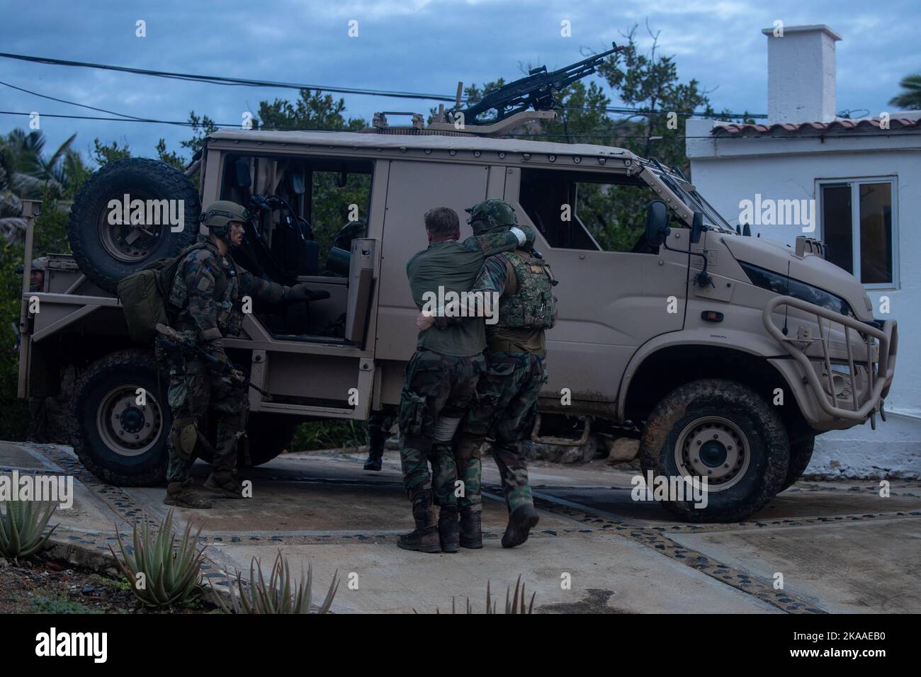 I marines olandesi con il corpo marino olandese evacuano un incidente simulato durante un raid finale di addestramento come parte dell'esercitazione Tres Kolos a Savaneta, Aruba, 26 ottobre 2022. Questo esercizio promuove le partnership, condivide le conoscenze e migliora l'interoperabilità tra le forze al fine di rafforzare la nostra difesa comune, promuovere la stabilità e sconfiggere le minacce. (STATI UNITI Corpo marino foto di Lance CPL. Deja Thomas) Foto Stock
