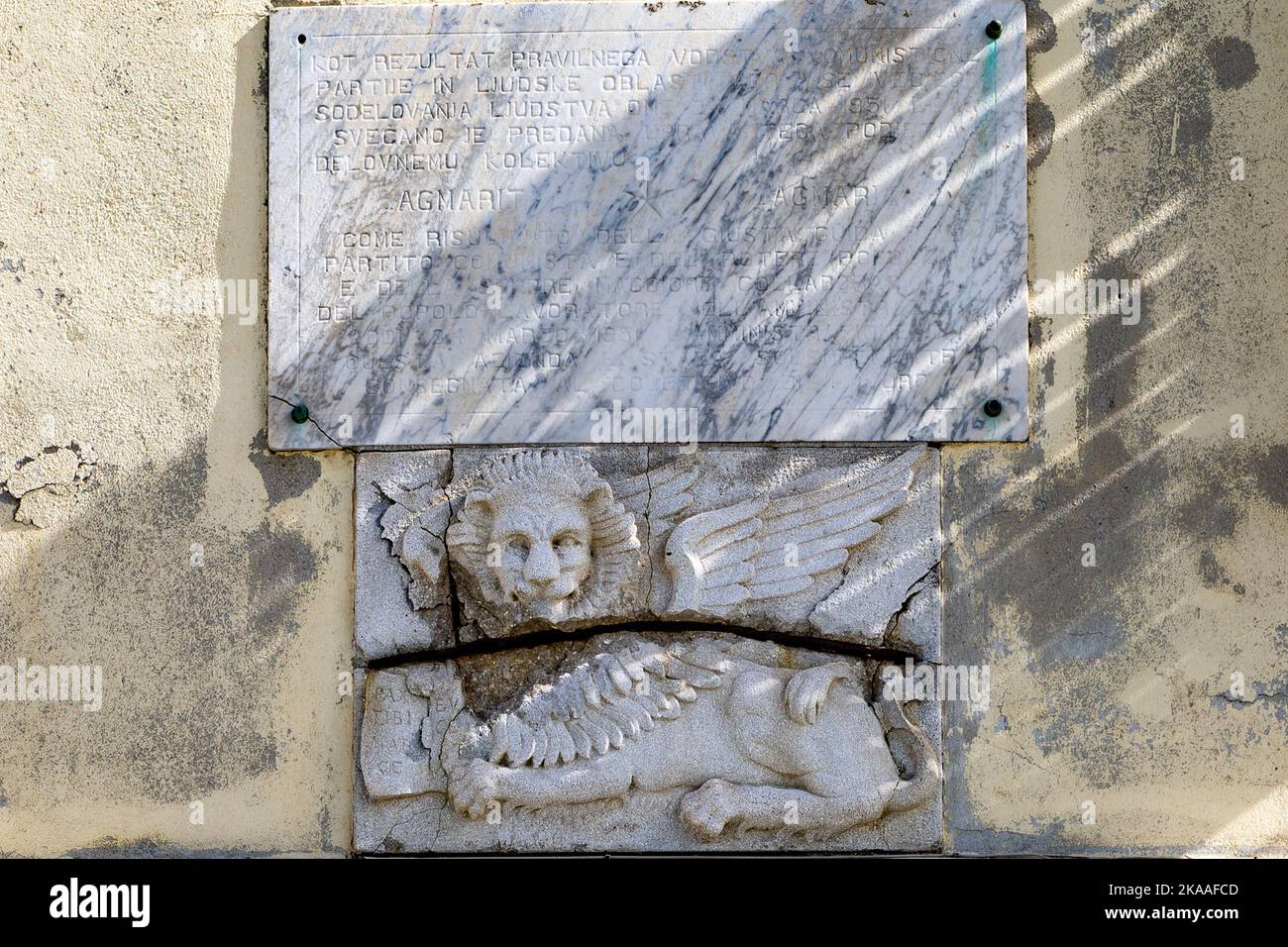 Leone alato veneziano e segnaletica, 9 Cankarjevo nabrežje, Pirano, Slovenia Foto Stock