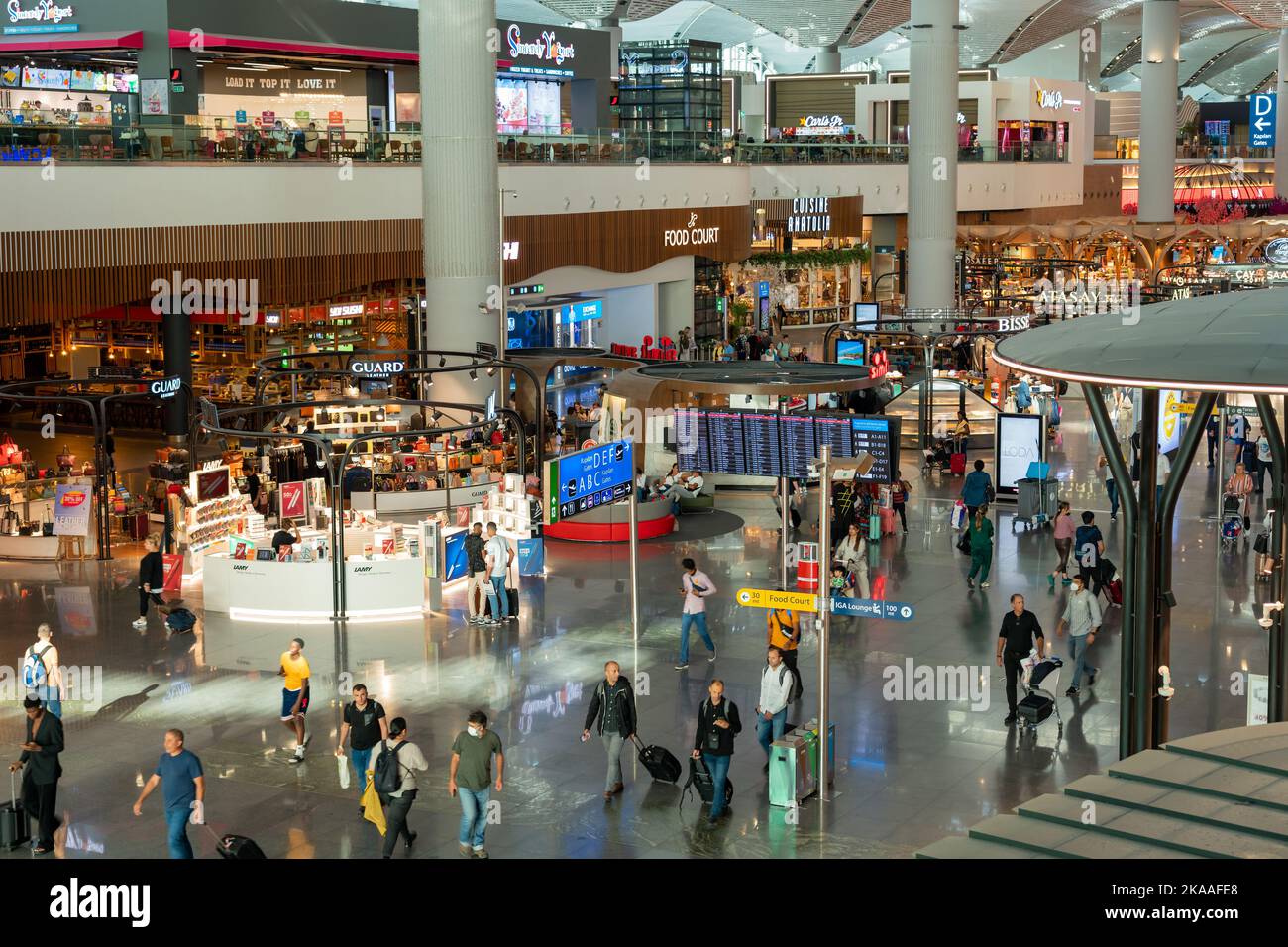 Aeroporto di Istanbul, Turchia - 16 settembre 2022. Area dello shopping e dei ristoranti nel nuovo aeroporto di Istanbul Foto Stock