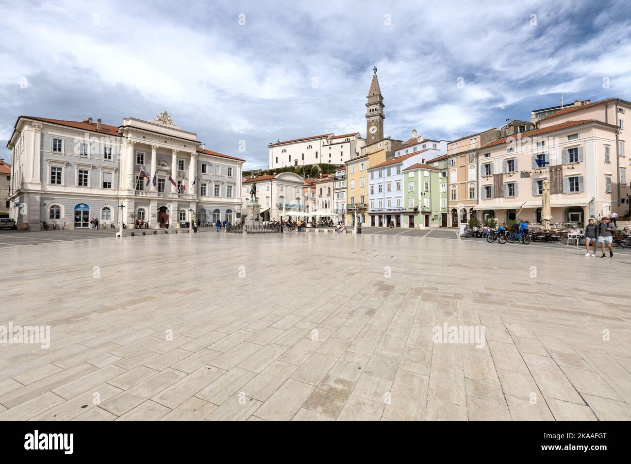 Municipio, Chiesa di S. Giurija, torre dell'orologio, statua di Giuseppe Tartini, Piazza centrale Tartini Pirano, Slovenia Foto Stock