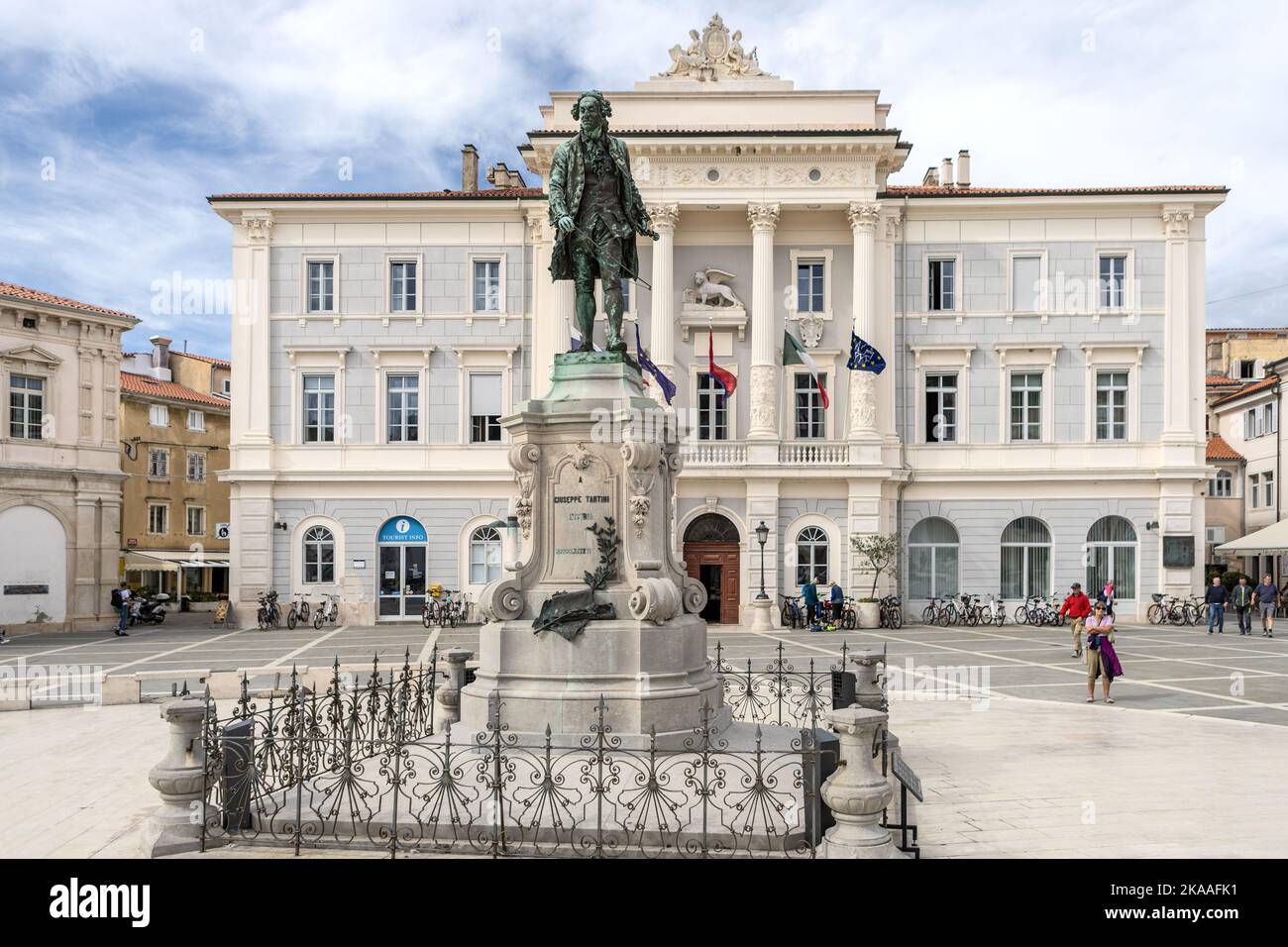 Municipio, statua di Giuseppe Tartini, Piazza centrale Tartini Pirano, Slovenia Foto Stock