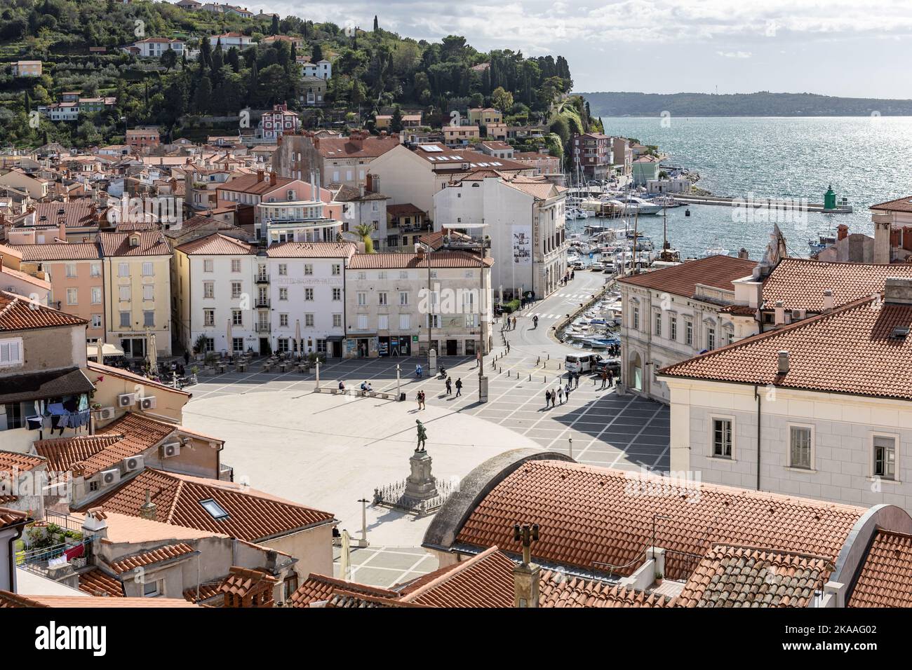 Piazza centrale Tartini e porto, Chiesa di Santa Jurija, Pirano, Slovenia Foto Stock