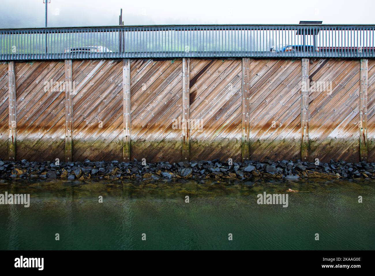 Le linee di marea di acqua alta e bassa segnano il molo del porto; Kodiak; Kodiak Island; Alaska; USA Foto Stock