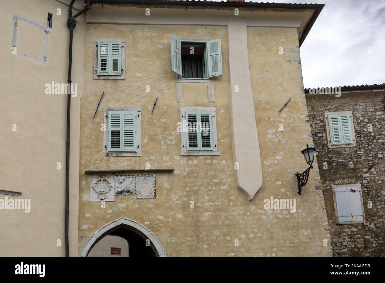 Costruzione con stemma, Motovun, Croazia Foto Stock