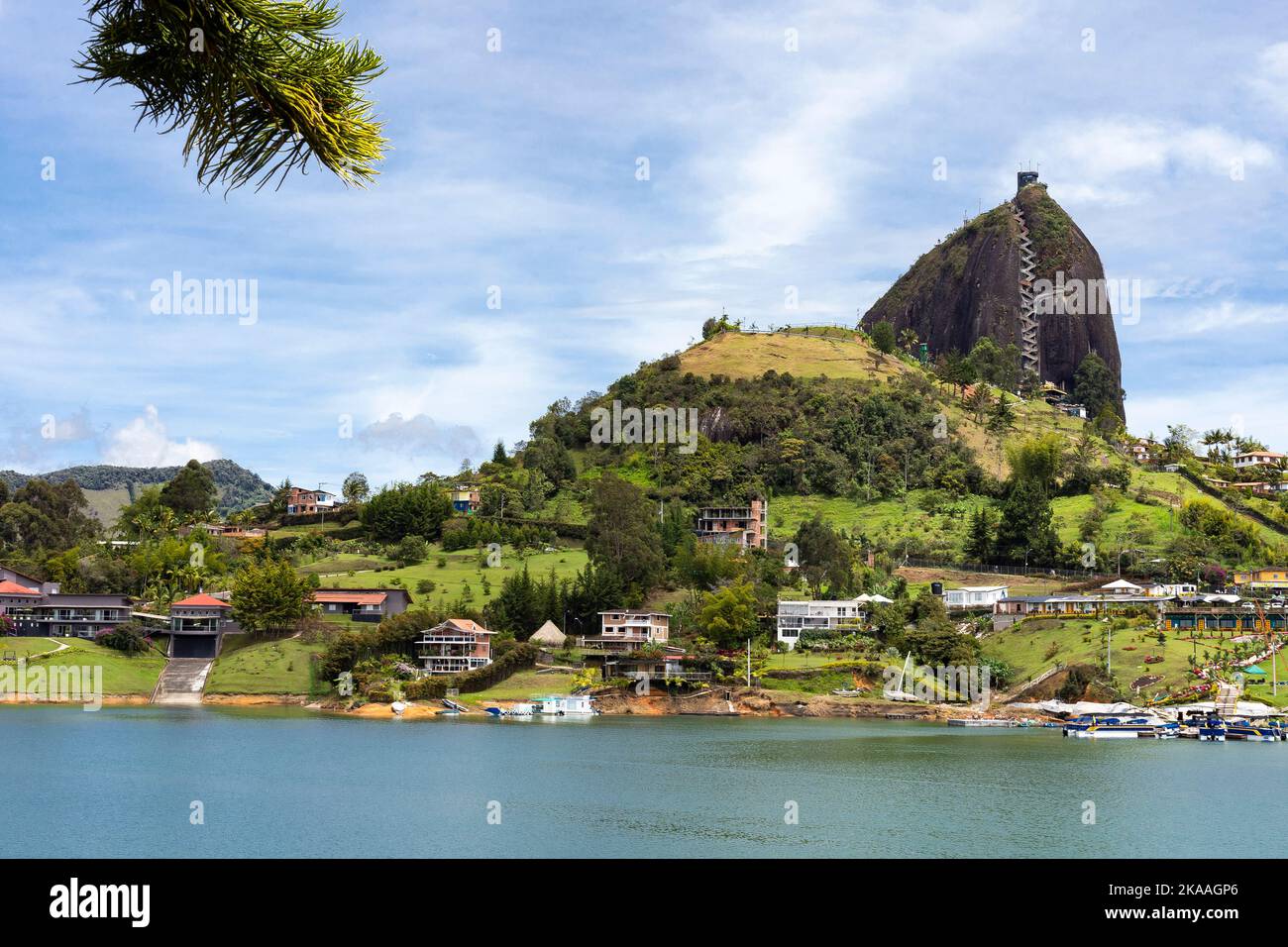 El Peñol, Antioquia - Colombia - 25 maggio 2022. L'immenso monolito di la Piedra è una delle attrazioni turistiche più impressionanti della regione. Foto Stock
