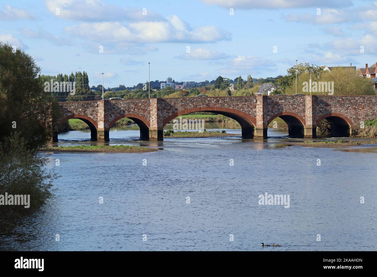 I cinque archi del ponte stradale attraverso l'estuario del fiume exe vicino Countess Wear a Exeter Foto Stock