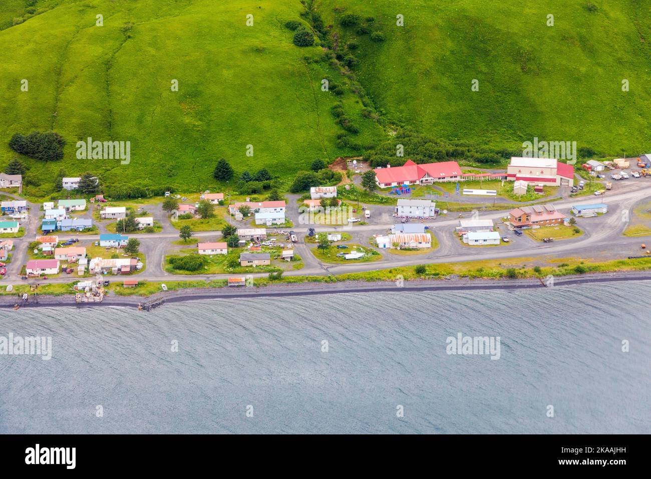 Veduta aerea di piccolo villaggio remoto; isola di Kodiak; de Havilland; Beaver; aereo galleggiante; Alaska; USA Foto Stock