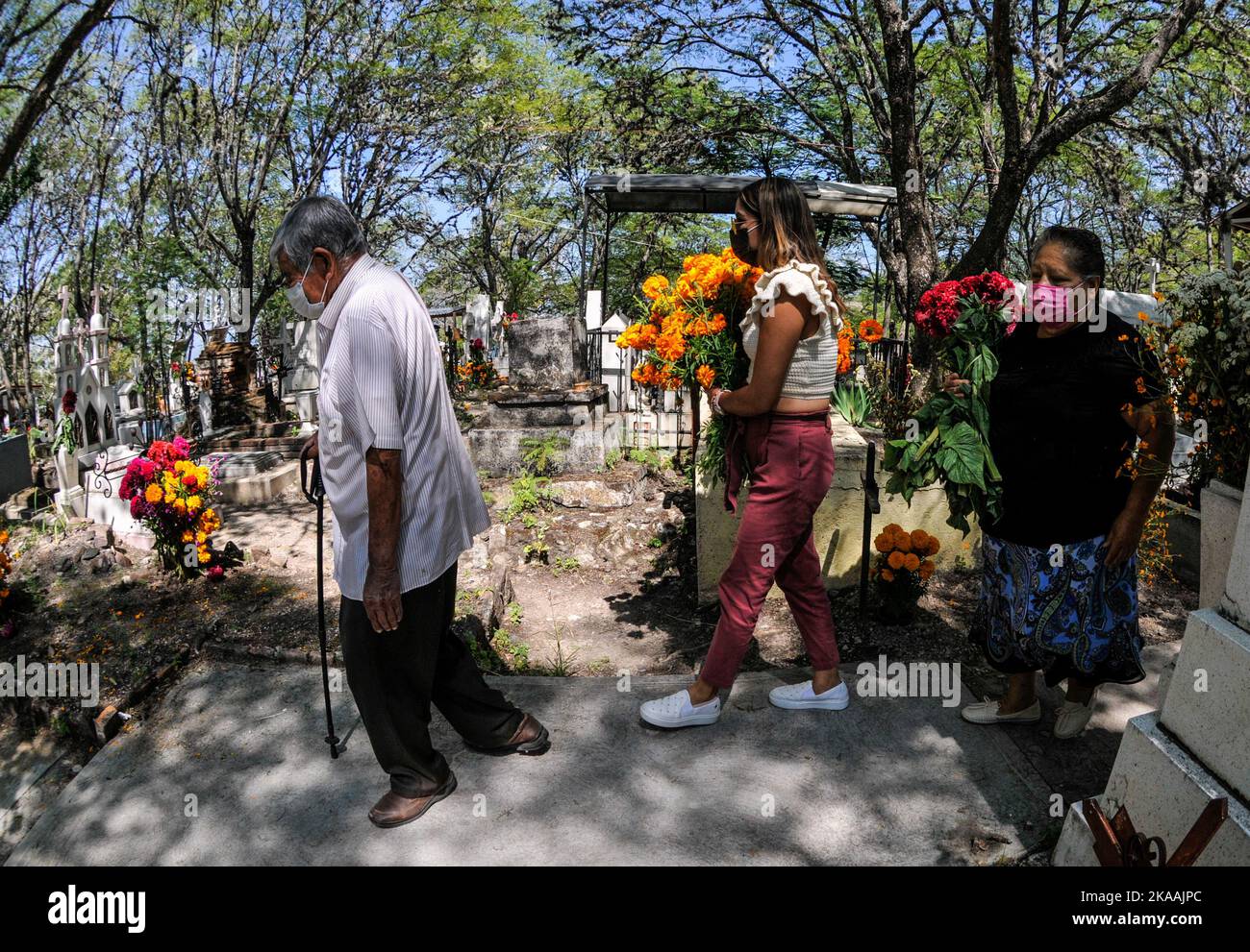 San Agustin Etla, Messico: 1 novembre 2022, la gente frequenta il cimitero di San Agustin per adornare le tombe dei loro cari con fiori Cempasuchil e candele leggere come parte delle tradizioni dia de Muertos. Il 1 novembre 2022 a San Agustin Etla, Messico. (Foto di Ginare/ Eyepix Group) Foto Stock