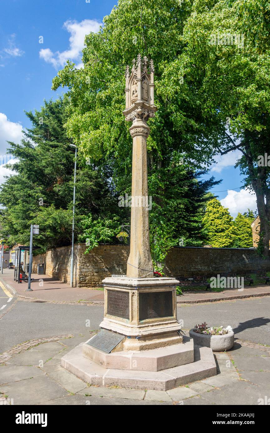 Ancient Market Cross (oggi monumento commemorativo della guerra), Squire's Hill, Rothwell, Northamptonshire, Inghilterra, Regno Unito Foto Stock