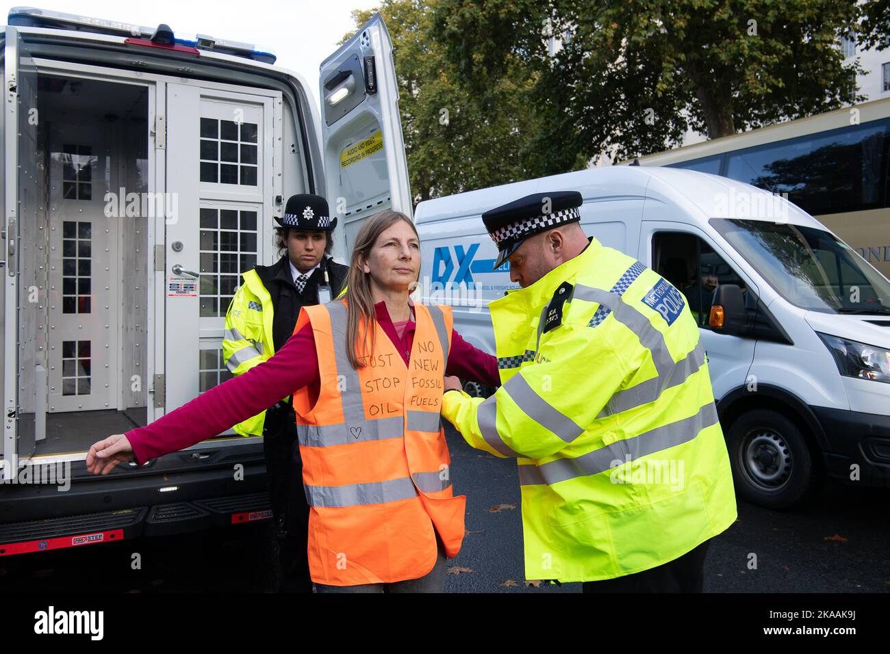 Londra, Regno Unito. 1st Novembre 2022. I manifestanti di Just Stop Oil hanno cercato di scalare le porte al 10 di Downing Street oggi, mentre altri si sono seduti sulla strada a Whitehall bloccando il traffico e incollato le mani alla strada. Furono mossi e cercati dalla polizia incontrata. Il JSO chiede che il governo britannico acconsenta a porre fine a tutti i nuovi giacimenti di petrolio e gas. Da oggi le JSO devono mettere in pausa la loro campagna di resistenza civile. Hanno detto: "Stiamo dando tempo a coloro che sono in contatto con la realtà per considerare le loro responsabilità nei confronti di questo paese in questo momento”. Dicono che se non ricevono una risposta dai minis Foto Stock