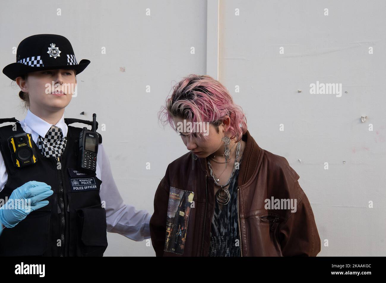 Londra, Regno Unito. 1st Novembre 2022. I manifestanti di Just Stop Oil hanno cercato di scalare le porte al 10 di Downing Street oggi, mentre altri si sono seduti sulla strada a Whitehall bloccando il traffico e incollato le mani alla strada. Furono mossi e cercati dalla polizia incontrata. Il JSO chiede che il governo britannico acconsenta a porre fine a tutti i nuovi giacimenti di petrolio e gas. Da oggi le JSO devono mettere in pausa la loro campagna di resistenza civile. Hanno detto: "Stiamo dando tempo a coloro che sono in contatto con la realtà per considerare le loro responsabilità nei confronti di questo paese in questo momento”. Dicono che se non ricevono una risposta dai minis Foto Stock