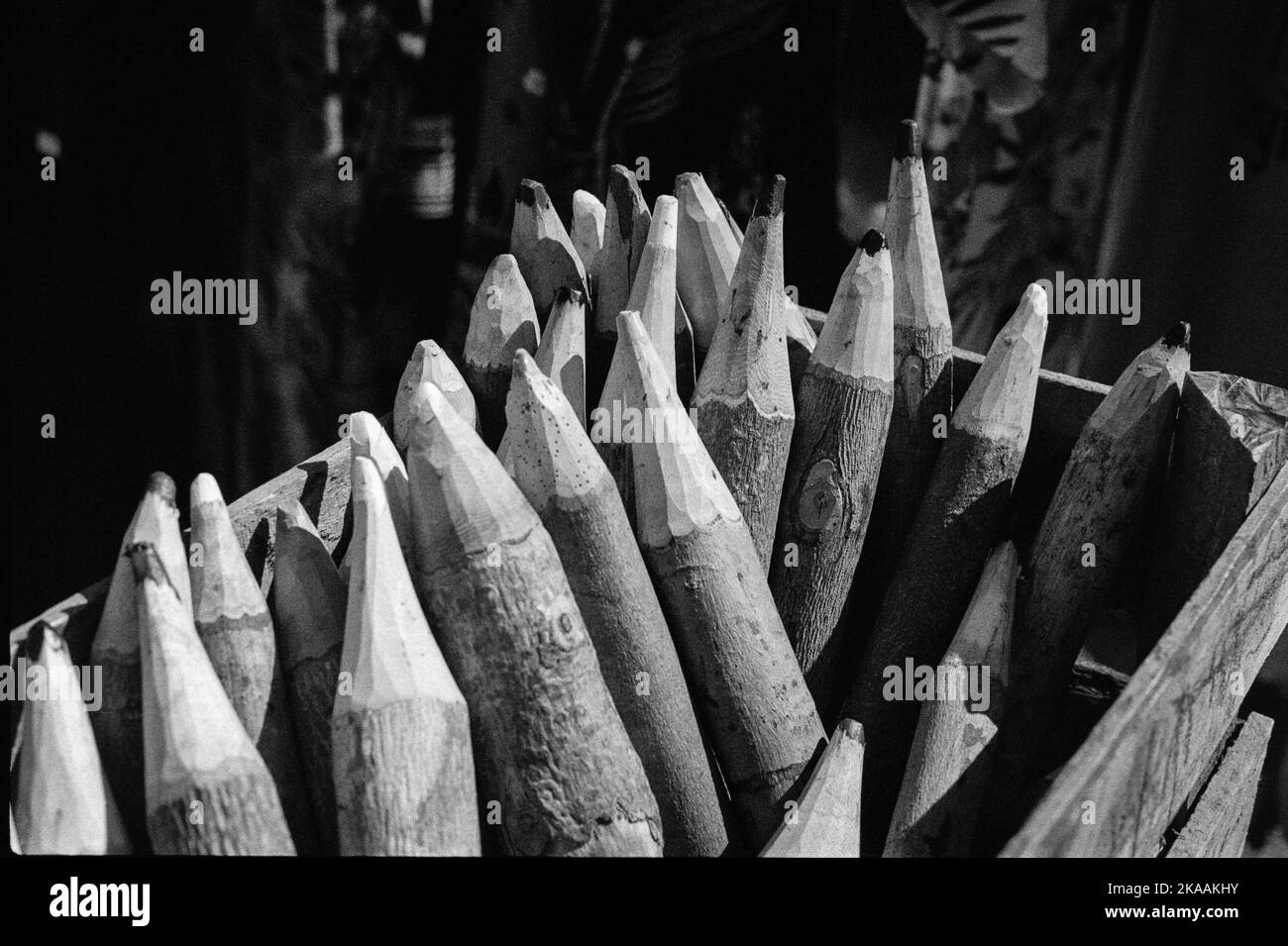 Matite colorate oversize fatte a mano in una scatola a Rockport, Massachusetts. L'immagine è stata catturata su pellicola analogica in bianco e nero. Foto Stock
