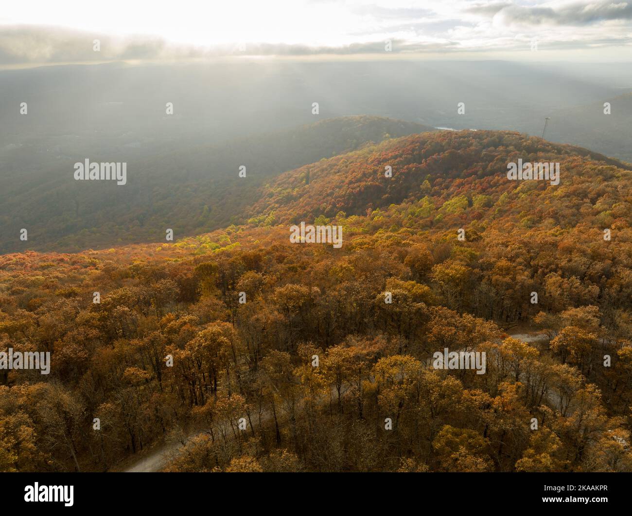 Foto aerea delle montagne della Georgia durante un bellissimo tramonto autunnale con i raggi del sole Foto Stock