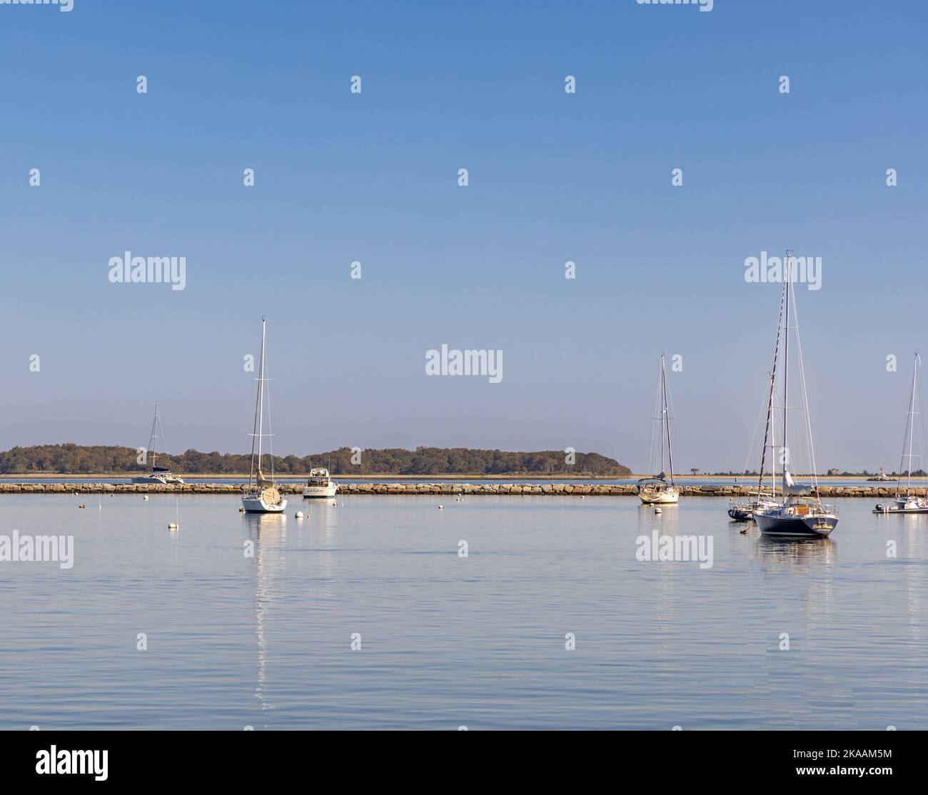 Paesaggio tranquillo costituito da barche a vela sugli ormeggi a Sag Harbor, NY Foto Stock