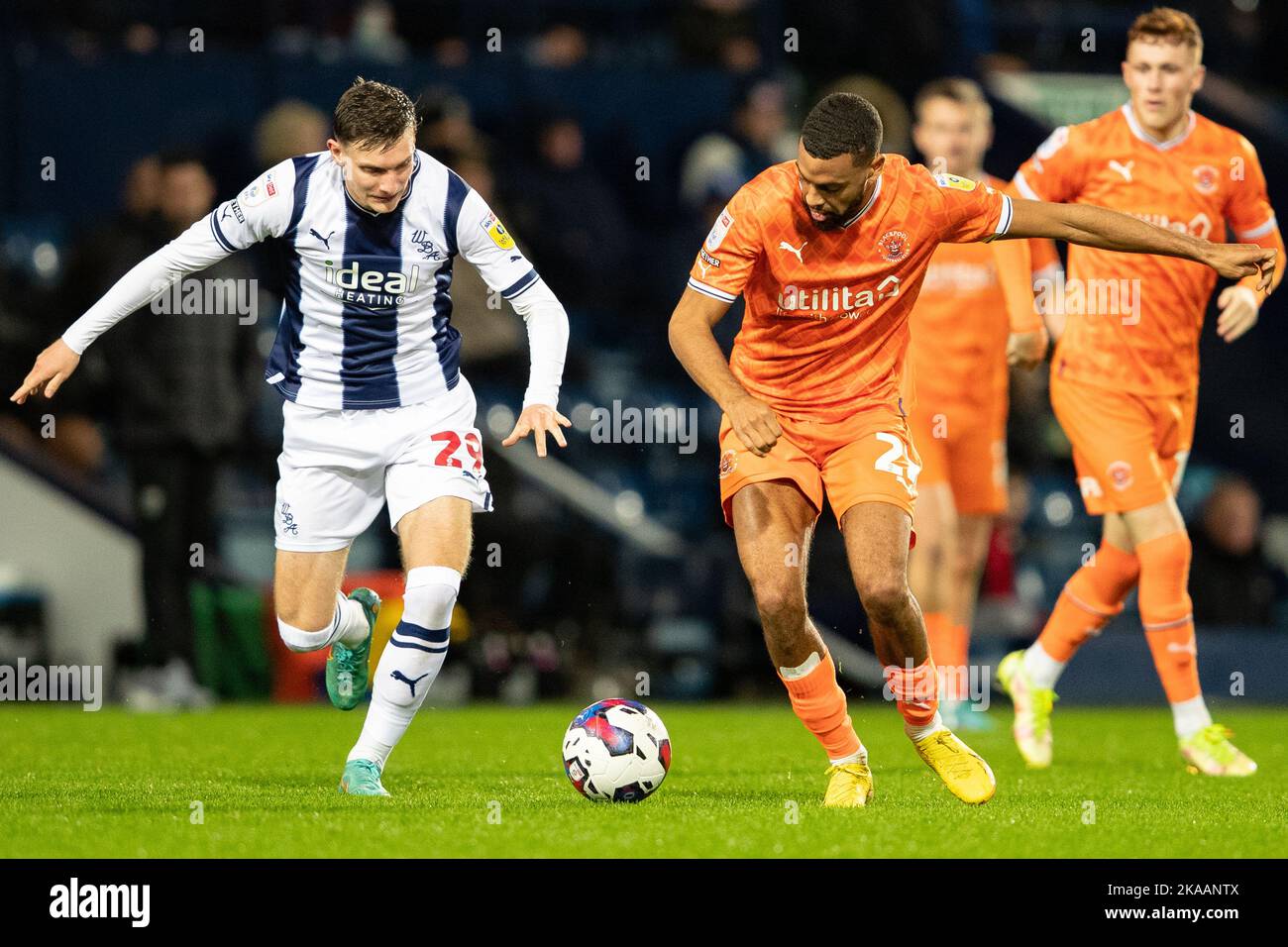 West Bromwich Albion«Taylor Gardner-Hickman e CJ Hamilton di Blackpool durante la partita del campionato Sky Bet tra West Bromwich Albion e Blackpool al Hawthorns di West Bromwich martedì 1st novembre 2022. (Credit: Gustavo Pantano | MI News ) Credit: MI News & Sport /Alamy Live News Foto Stock