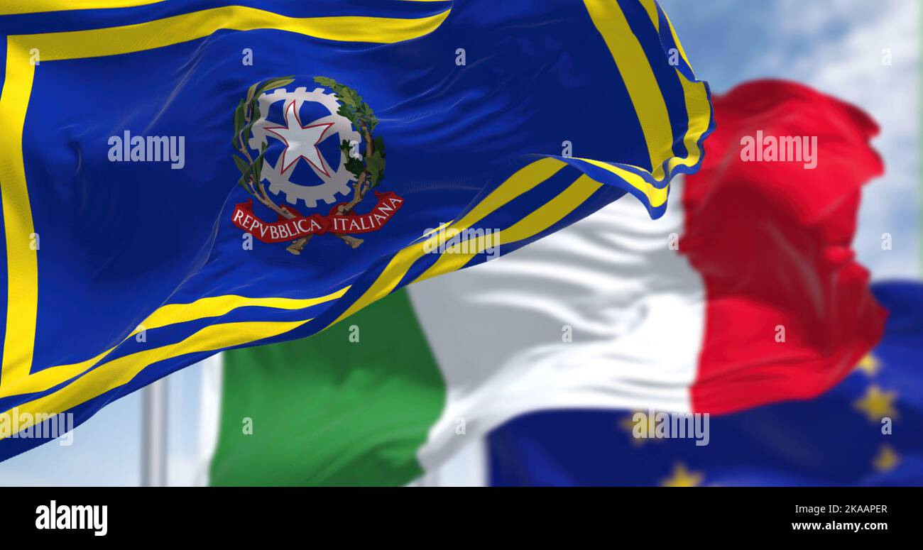 Roma, IT, ottobre 2022: La bandiera del primo Ministro italiano sventolava sullo sfondo le bandiere dell'Italia e dell'Unione europea Foto Stock