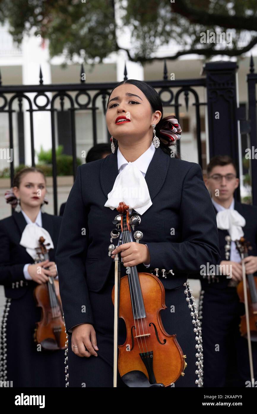 Un mariachi dell'Università del Texas ad Austin canta fuori dalle porte della residenza del governatore del Texas mentre le famiglie delle 21 vittime del massacro scolastico di Uvalde del 24 maggio 2022 si riuniscono in onore dei loro cari con una tradizionale cerimonia di dia de los Muertos il 1 novembre, 2022. La tradizionale vacanza messicana si traduce in 'giorno dei morti'. Credit: Bob Daemmrich/Alamy Live News Foto Stock