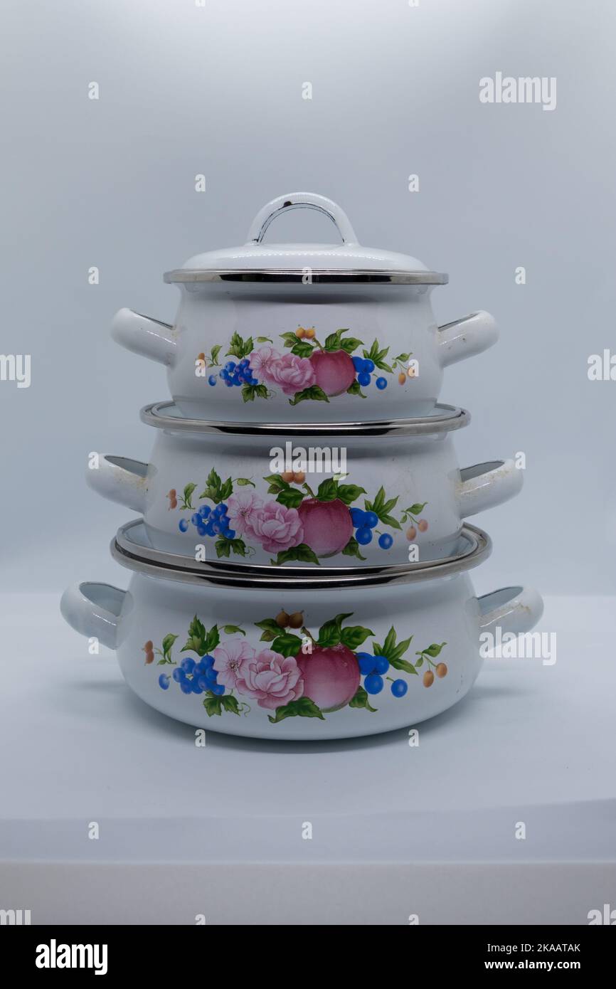 Bocce asiatiche classiche con immagini di fiori su sfondo bianco Foto Stock