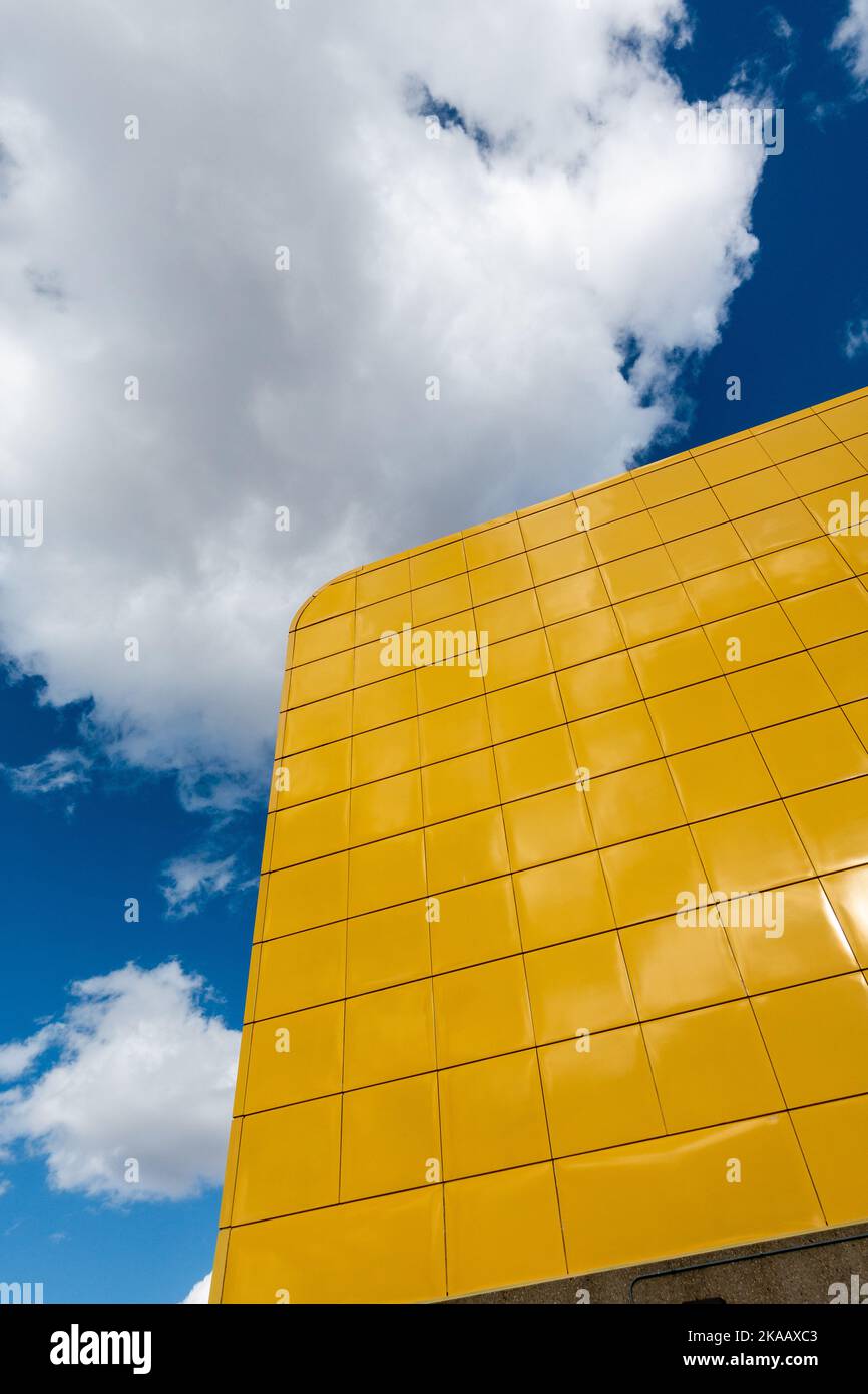 Vista laterale dell'edificio Butterdome presso l'Università di Alberta a Edmonton, Canada, in una giornata di sole. L'edificio è utilizzato per eventi sportivi e pubblici. Foto Stock