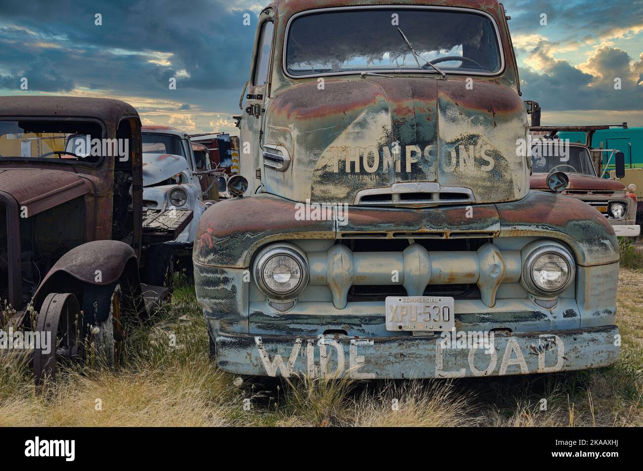 Antica patina commerciale camion nel caldo sole del deserto del New Mexico Foto Stock