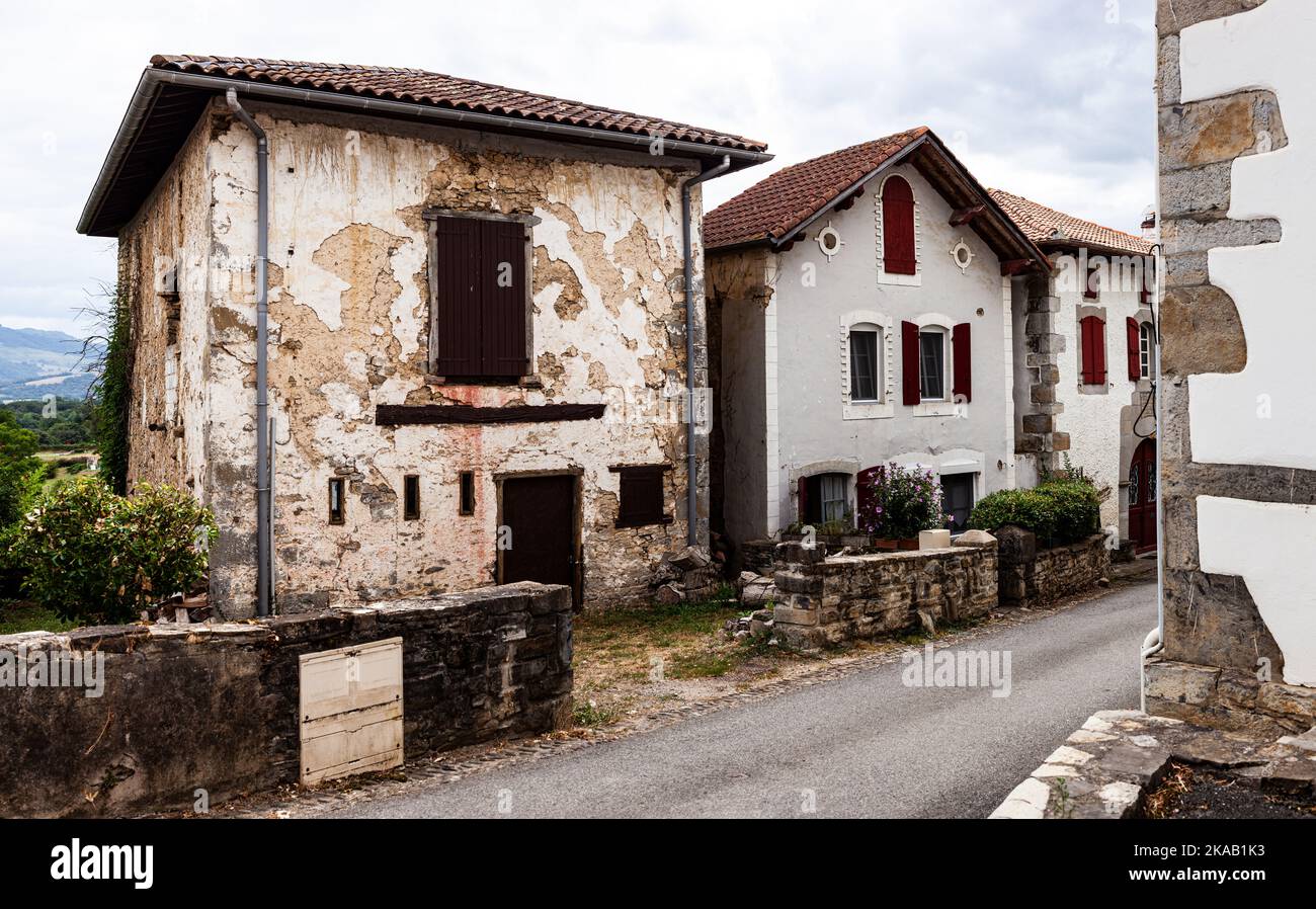 La strada principale di Ostabat - ASME nel paese basco - Francia lungo il Chemin du Puy, rotta francese della strada di San Giacomo Foto Stock
