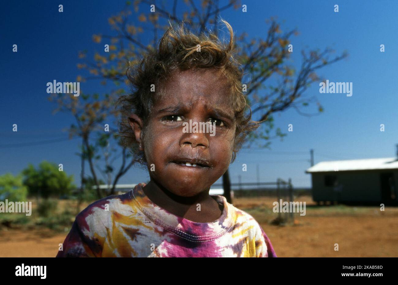 Un giovane bambino dal YUELAMU comunità aborigene che frequentano il monte ALLAN scuola nel Territorio del Nord, l'Australia. Foto Stock