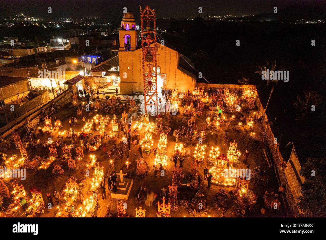 Morelia, Messico, 1 novembre 2022, Giornata dei morti nel cimitero di Arocutin, Michoacan, Messico. Gli indigeni Pureecha di questo villaggio preparano questo rituale annuale del ricordo costruendo altari con marigolds, candele e il cibo o la bevanda favoriti del defunto. La veglia si svolge la notte del 1st novembre ed è diventata una grande attrazione turistica nello stato messicano centrale di Michoacan. Brian Overcast/Alamy Live News Foto Stock