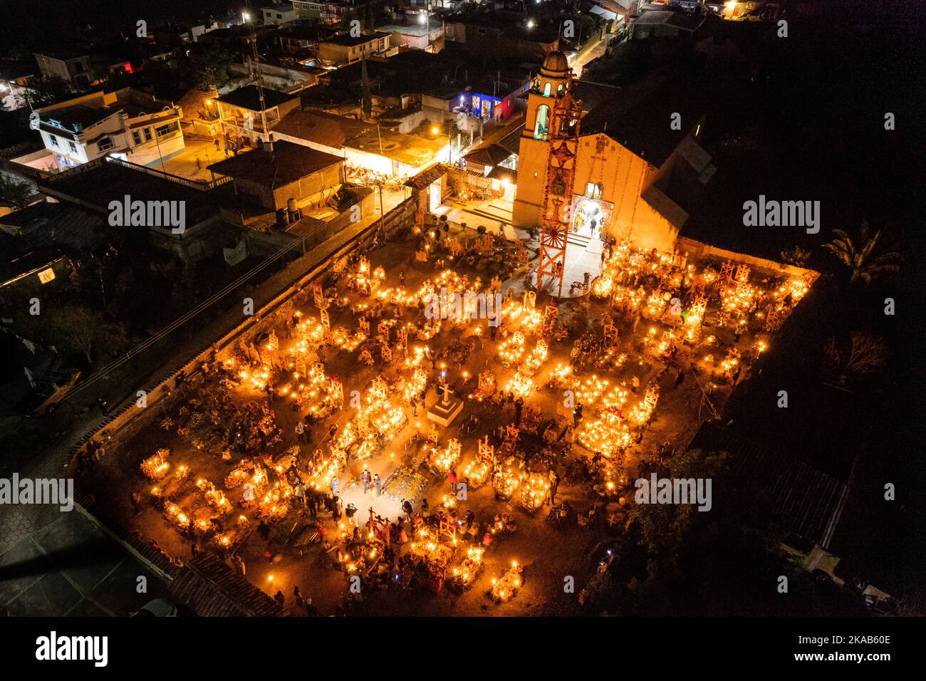 Morelia, Messico, 1 novembre 2022, Giornata dei morti nel cimitero di Arocutin, Michoacan, Messico. Gli indigeni Pureecha di questo villaggio preparano questo rituale annuale del ricordo costruendo altari con marigolds, candele e il cibo o la bevanda favoriti del defunto. La veglia si svolge la notte del 1st novembre ed è diventata una grande attrazione turistica nello stato messicano centrale di Michoacan. Brian Overcast/Alamy Live News Foto Stock