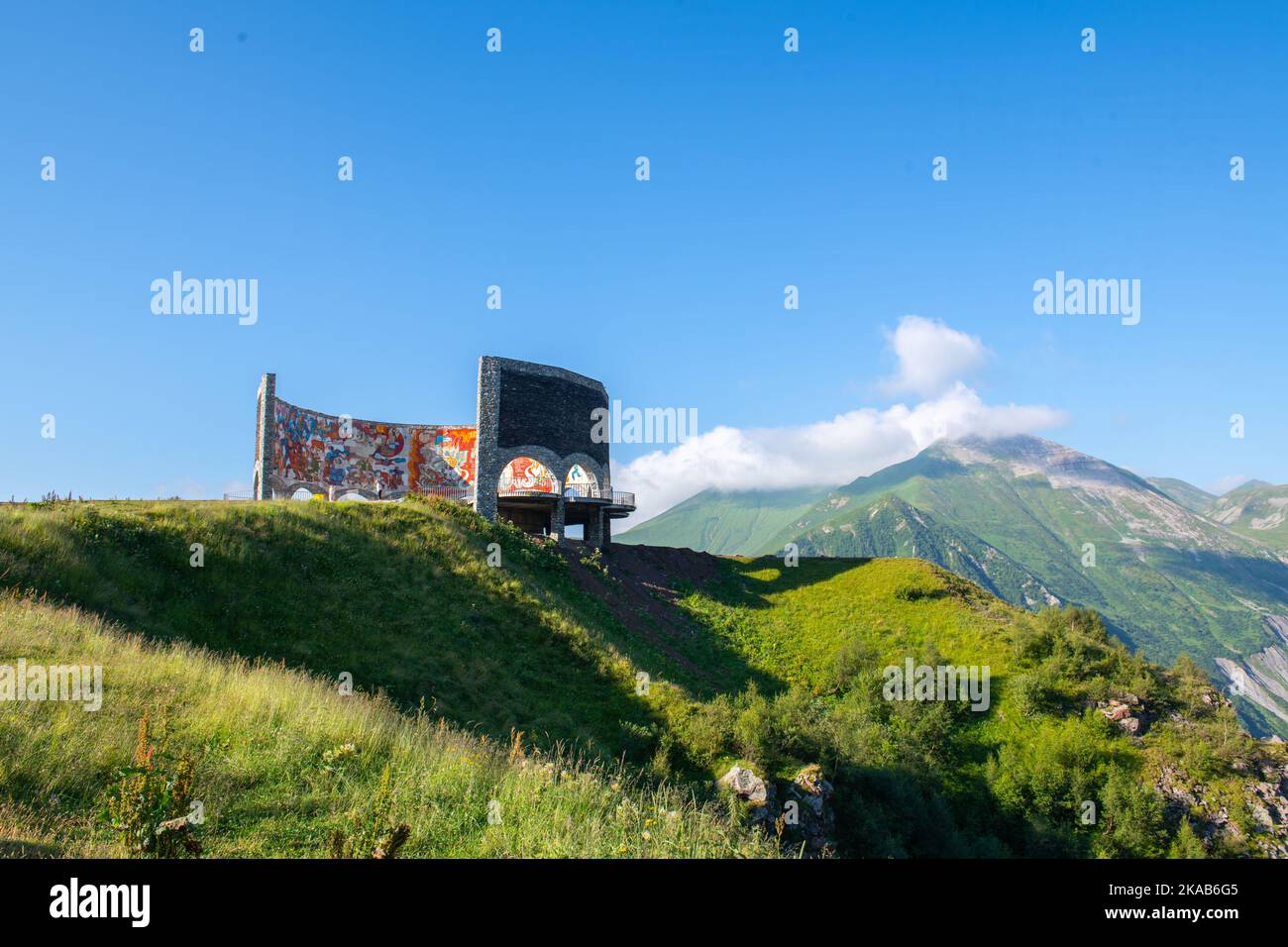 L'enorme Arco dell'amicizia sulla Georgian Military Highway Foto Stock