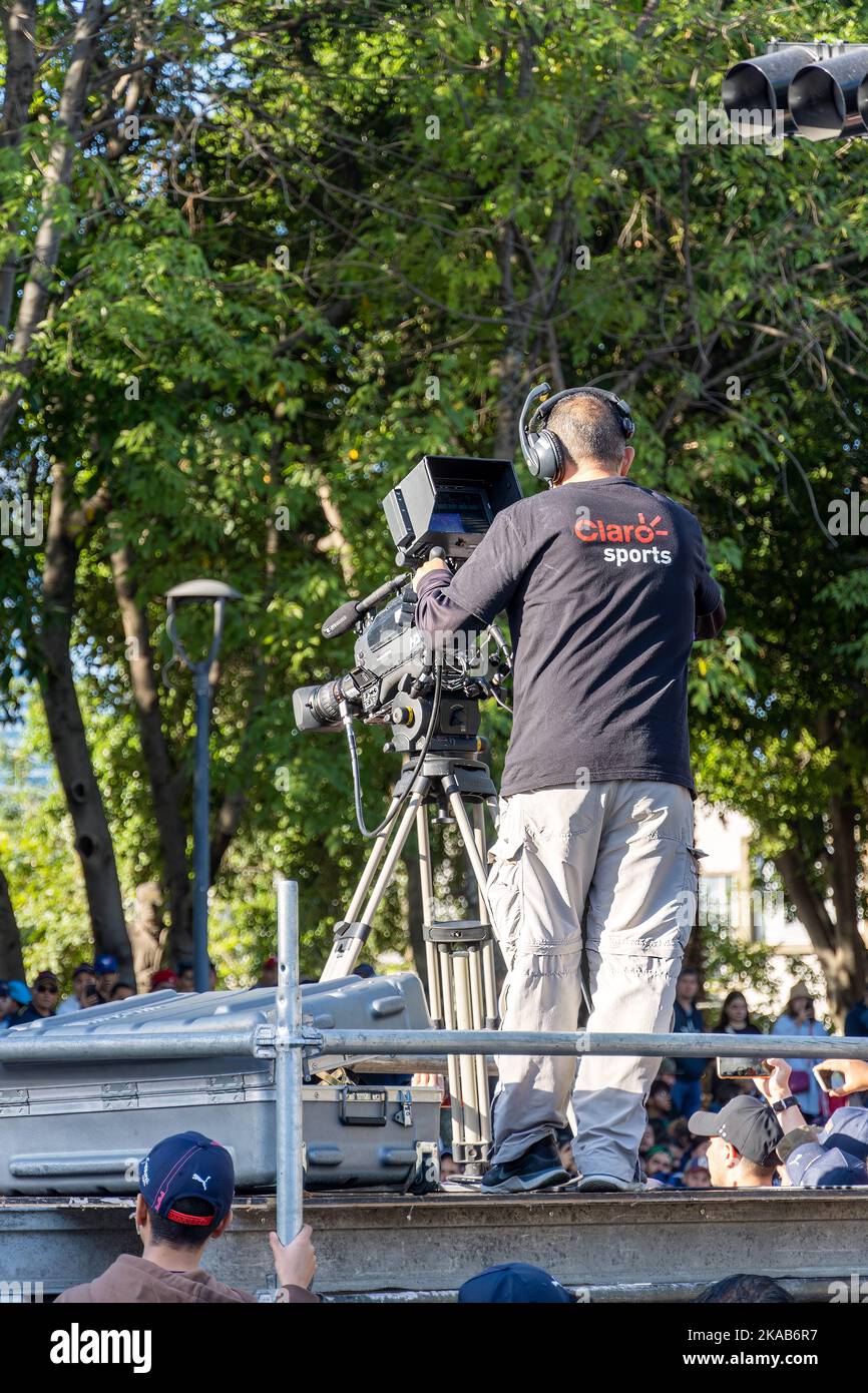 GUADALAJARA, MESSICO - Ottobre 25 2022: Uomo con videocamera che registra lo showrun red bull checo perez Foto Stock